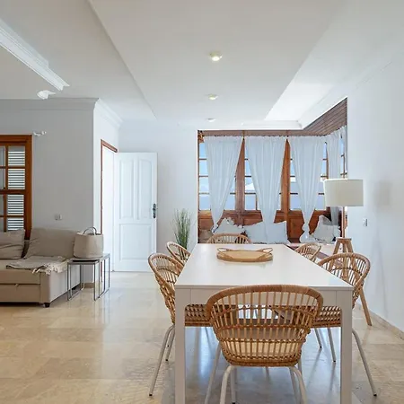 Beach House La Caleta 아데제